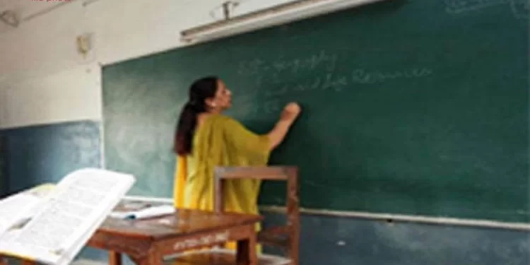गजब : राजकीय शिक्षक संघ की कार्यकारिणी का गठन, स्थाई शिक्षक अधिवेशन में गेस्ट टीचरों के भरोसे जनपद के सभी स्कूल