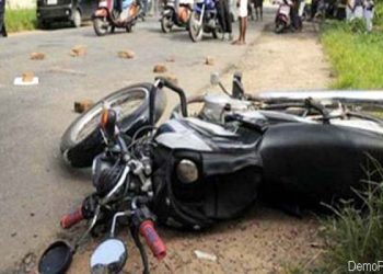 हादसा : पेड़ से टकराई बाइक, दो की मौत