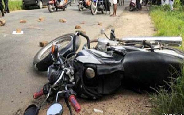 हादसा : पेड़ से टकराई बाइक, दो की मौत