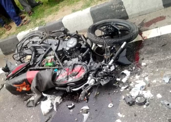 दुखद : डिवाइडर से टकराई बाइक, दो की मौत