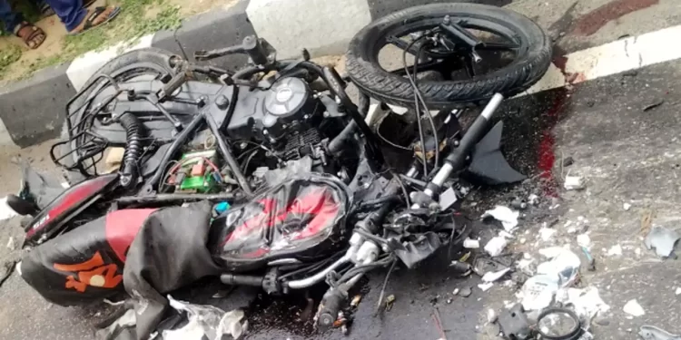दुखद : डिवाइडर से टकराई बाइक, दो की मौत