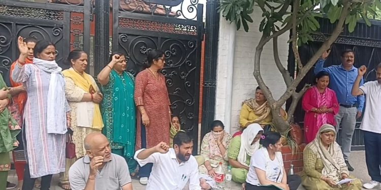 देहरादून: समर वैली स्कूल में पेपर लीक और रिश्वतखोरी के गंभीर आरोप, पैसे लेकर छात्रों को फेल करने का आरोप