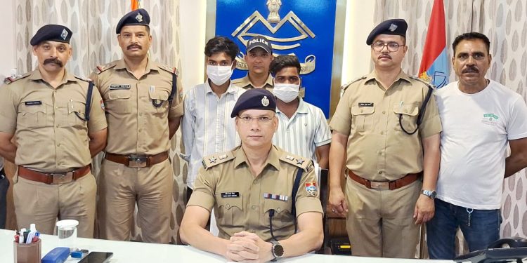 अपराध : सरेआम तो युवकों ने की फायरिंग, अब पुलिस की गिरफ्त में