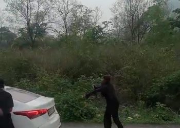 वीडियो : नशे में धुत युवतियों का हंगामा, एक को गाड़ी से कुचलने की कोशिश