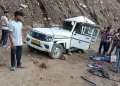 वीडियो : रूद्रप्रयाग मे गाड़ी के ऊपर गिरा पत्थर, चार लोग थे सवार