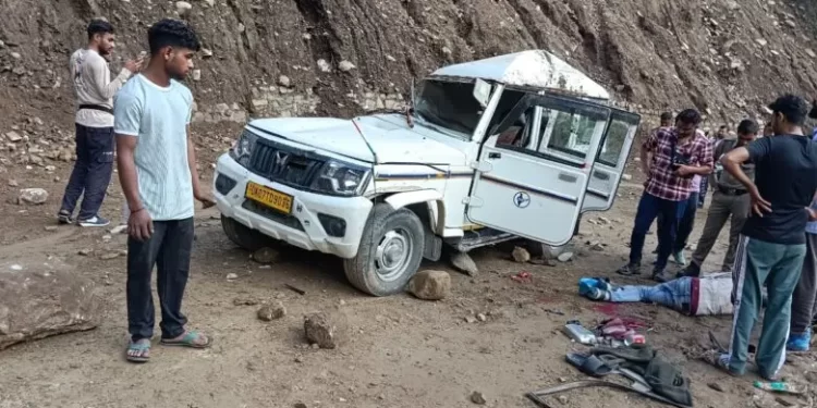 वीडियो : रूद्रप्रयाग मे गाड़ी के ऊपर गिरा पत्थर, चार लोग थे सवार
