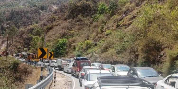 रूद्रप्रयाग : सिरोह बगड़ मे 12 घन्टों से फंसे हजारों तीर्थ यात्री और सैकड़ो वाहन