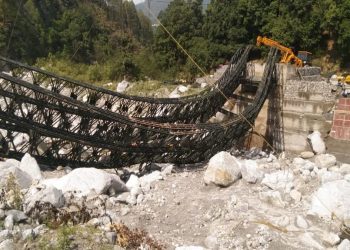 एक्शन : निर्माणाधीन पुल गिरने पर लोनिवि के तीन इंजीनियर सस्पेंड