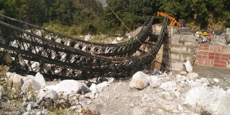 एक्शन : निर्माणाधीन पुल गिरने पर लोनिवि के तीन इंजीनियर सस्पेंड