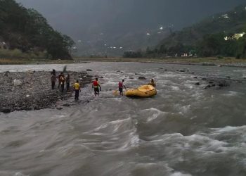 देहरादून : कटापत्थर के पास स्कूटी व बाइक समेत नदी में बह गए पांच युवक