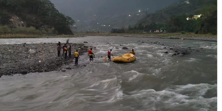 देहरादून : कटापत्थर के पास स्कूटी व बाइक समेत नदी में बह गए पांच युवक