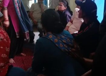 रूद्रप्रयाग : महिलाओं ने डीएफओ और रेंजर को बंद किया पंचायती भवन में, ग्रामीणों की मांग शूट किया जाए गुलदार