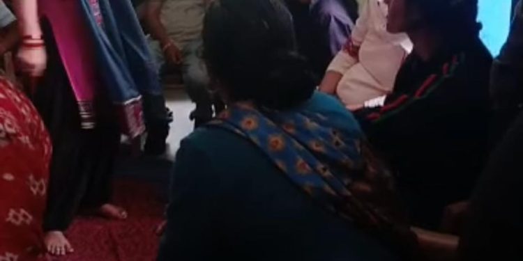 रूद्रप्रयाग : महिलाओं ने डीएफओ और रेंजर को बंद किया पंचायती भवन में, ग्रामीणों की मांग शूट किया जाए गुलदार