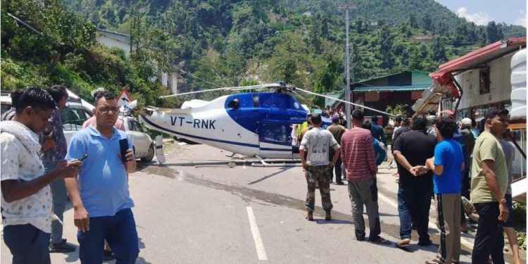 बड़ी खबर : केदारनाथ के लिए उड़ान भर रहे हेलीकॉप्टर की सड़क पर इमरजेंसी लैंडिंग