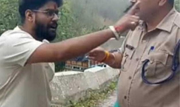 दंबगई : खुद को आईजी का भतीजा बता पुलिसकर्मियों से उलझ पड़ा युवक, बोला अभी सस्पेंड करा दूंगा