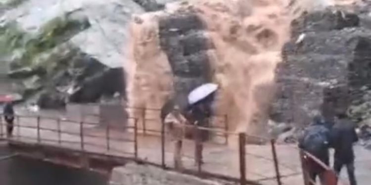 वीडियो : केदारनाथ पैदल मार्ग पर मलबा-पत्थर आने से दो घायल, यात्रा स्थगित