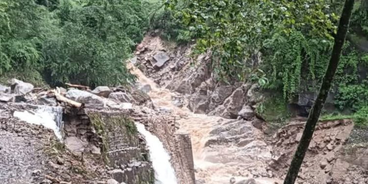 भारी बारिश का कहर : जखोली का पर्यटक स्थल बधाणी ताल-मयाली मोटर मार्ग ठप, पुल बहने से विश्वनाथ बस भी बाधित