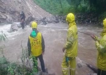 रुद्रप्रयाग : अलकनंदा नदी में यात्रियों से भरी बस गिरी, बड़ी जनहानि का अंदेशा