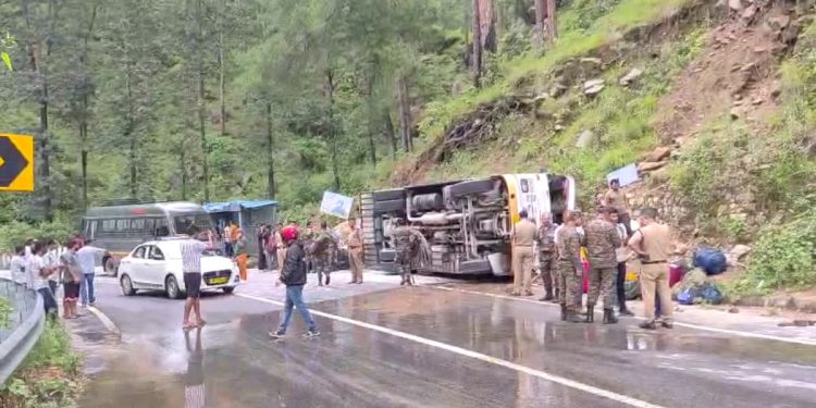 बड़ी खबर : चमोली में सेना के जवानों की बस पलटी, कई जवान घायल