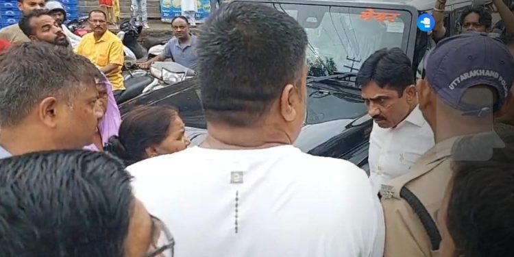 घमासान : ऋषिकेश मेयर मुर्दाबाद के लगे नारे, बैरंग भाग रहे थे नेताजी जनता ने घेर दिया