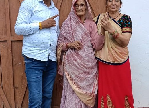 पंचायत चुनाव : 95 वर्षीय पार्वती देवी ने किया मतदान, पेश की मिसाल