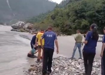 रूद्रप्रयाग : महिला ने मारी अलकनंदा नदी में कूद, देखें वीडियो