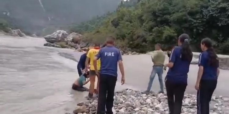 रूद्रप्रयाग : महिला ने मारी अलकनंदा नदी में कूद, देखें वीडियो