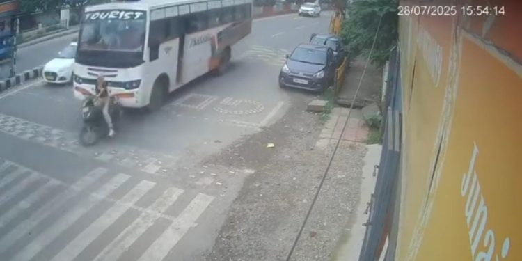 दुखद : बस ने मारी स्कूटी सवार युवती को टक्कर, दर्दनाक मौत वीडियो आया सामने