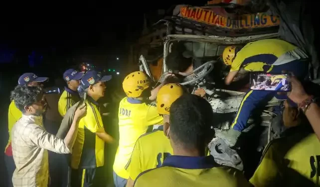 ऋषिकेश : भीषण सड़क हादसा, ट्रक और ट्राले की टक्कर में लगी आग, दो कि जलकर दर्दनाक मौत