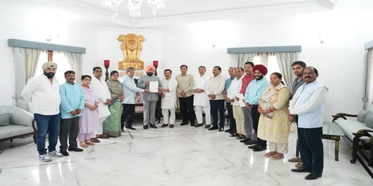 बड़ी खबर : राज्य निर्वाचन आयुक्त को बर्खास्त करने की उठी मांग, कांग्रेस नेताओं ने मुलाकात की राज्यपाल से