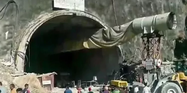 पिथौरागढ़ : भूस्खलन से एनएचपीसी टनल का मुहाना बंद, 11 लोग फंसे