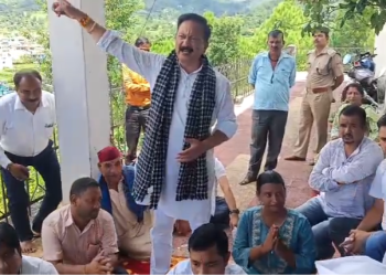 पंचायत चुनाव : क्षेत्र पंचायत सदस्य पतियों के अपहरण को लेकर कांग्रेस प्रदेश अध्यक्ष का धरना