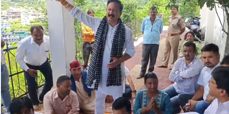 पंचायत चुनाव : क्षेत्र पंचायत सदस्य पतियों के अपहरण को लेकर कांग्रेस प्रदेश अध्यक्ष का धरना