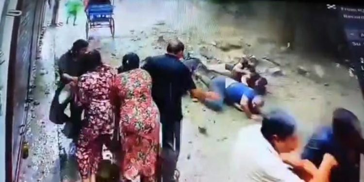 देखें वीडियो : उत्तरकाशी के बाद अब हरिद्वार में भी हुआ भूस्खलन, बाल-बाल बचे श्रद्धालु