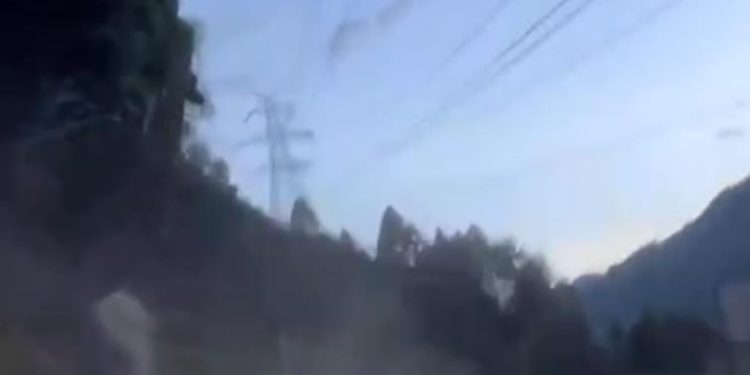 वीडियो : बद्रीनाथ हाईवे पर देखते ही देखते टूट पड़ी चट्टान