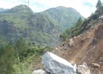 चमोली : भूस्खलन से राष्ट्रीय राजमार्ग 15 घंटों से बाधित, देखें वडियो