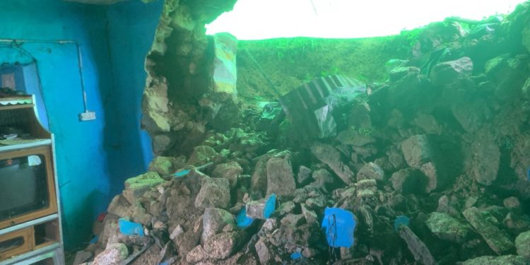 दुखद : बरसात के चलते किसी का घर टूट गया और सरकार चुनाव में व्यस्त