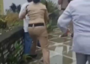 वीडियो : देहरादून में मां बेटी पुलिस से झगड़ी, वर्दी फाड़ी