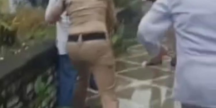 वीडियो : देहरादून में मां बेटी पुलिस से झगड़ी, वर्दी फाड़ी