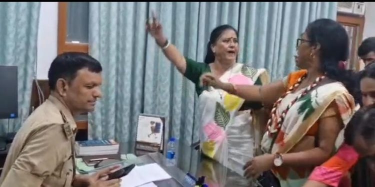 नैनीताल जिला पंचायत अध्यक्ष चुनाव : महिलाओं ने दी पुलिस को चूड़ी पहनने की सलाह, देखें वीडियो