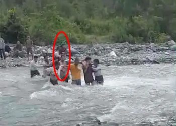देखें वीडियो : एक जिंदगी बचाने को लिए 6 जिंदगियों ने उफनती नदी  को डोली के सहारे कराया पार, आखिर क्यों ‘डोली’ सरकार
