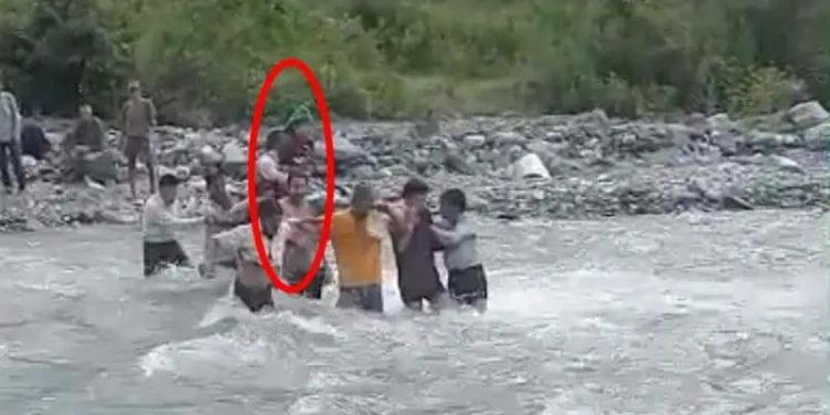 देखें वीडियो : एक जिंदगी बचाने को लिए 6 जिंदगियों ने उफनती नदी  को डोली के सहारे कराया पार, आखिर क्यों ‘डोली’ सरकार