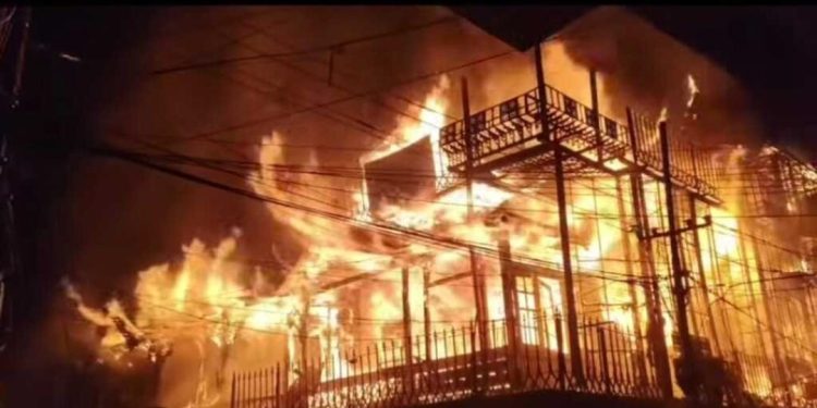 दुखद : यहां देर रात लगी घर में आग, प्रोफेसर की बहन जिंदा जली
