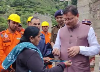उत्तरकाशी : राखी नहीं थी महिला ने साड़ी का पल्लू फाड़कर बांधी सीएम पुष्कर सिंह धामी को बांधी राखी