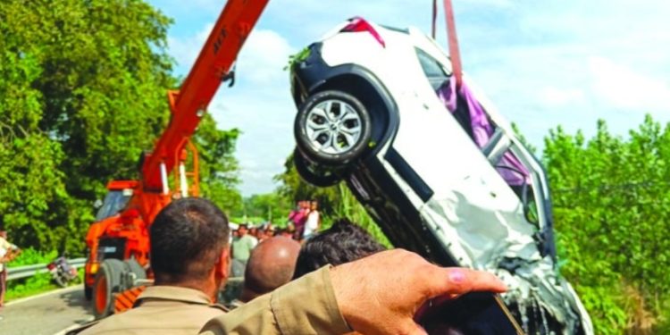 रफ्तार का कहर : दो कारों की आमने-सामने टक्कर, पुलिया तोड़ती हुई नाले में घुसी गाड़ी