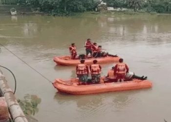 दुखद : गंगा नदी में समाया पिकअप वाहन, एक लापता दो ने छलांग लगाकर बचाई जान