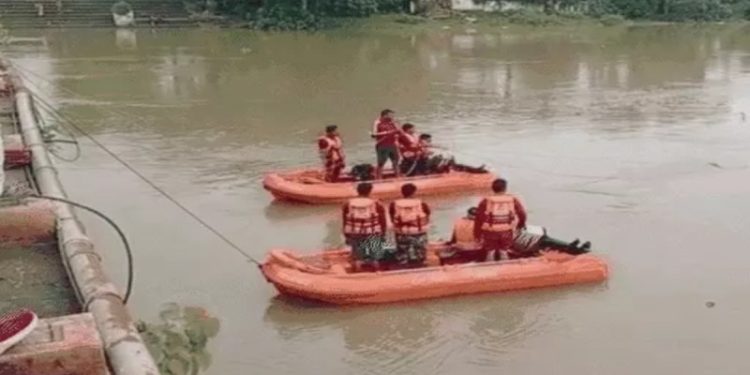 दुखद : गंगा नदी में समाया पिकअप वाहन, एक लापता दो ने छलांग लगाकर बचाई जान