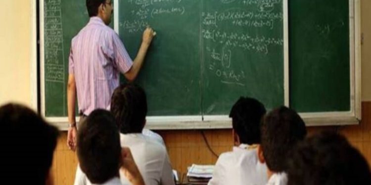 गजब : यहां स्कूल के चपरासी को सौंप दिया प्रधानाचार्य का चार्ज