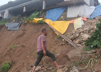 बरसात का कहर : जखोली पेट्रोल पंप सहित कई मकान खतरे की जद में, पीड़ितों की सरकार से गुहार