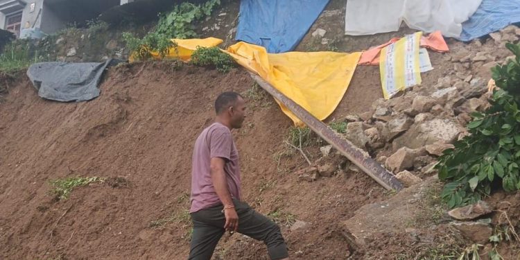 बरसात का कहर : जखोली पेट्रोल पंप सहित कई मकान खतरे की जद में, पीड़ितों की सरकार से गुहार